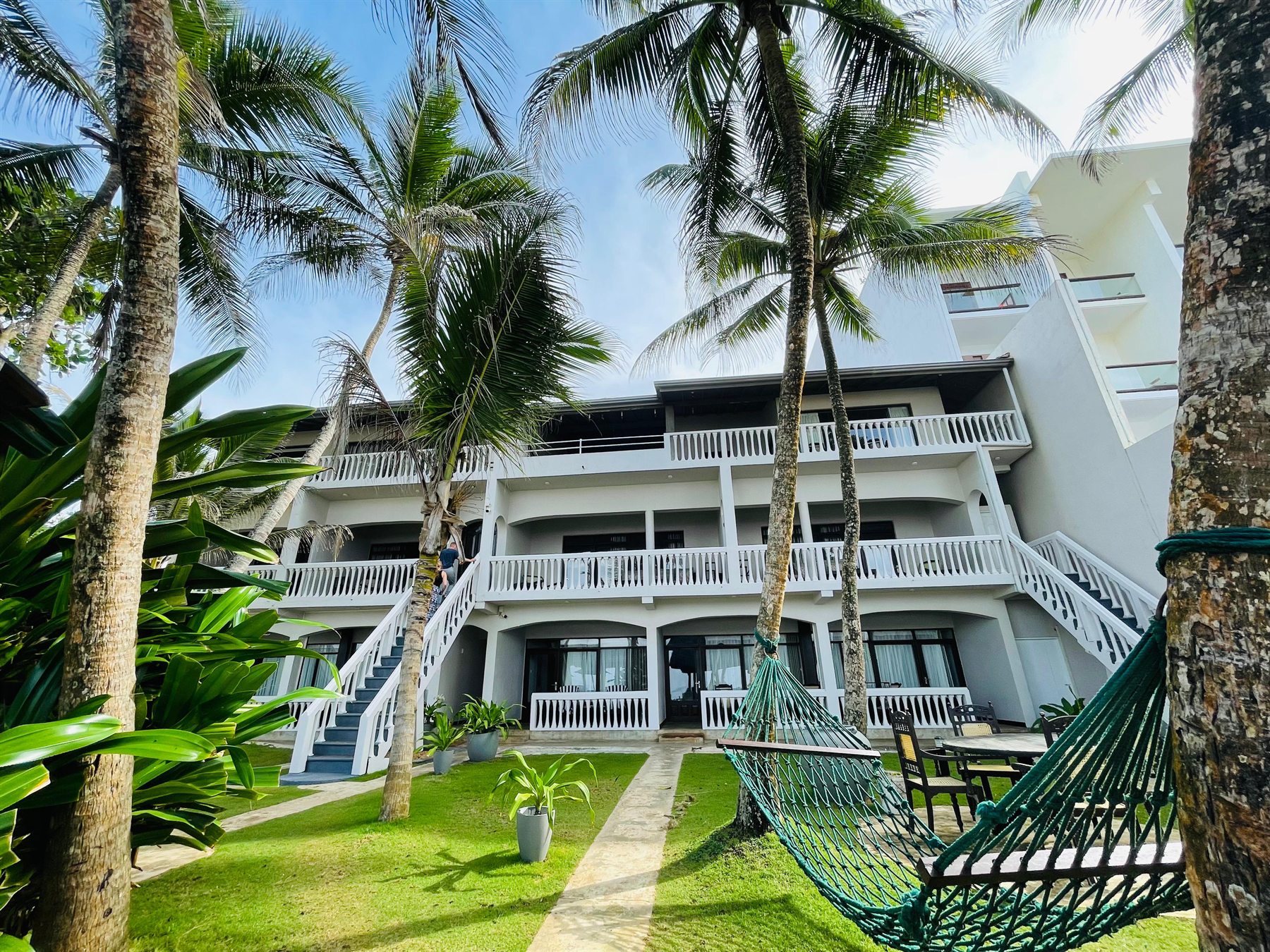 Suite Lanka hotel exterior and garden