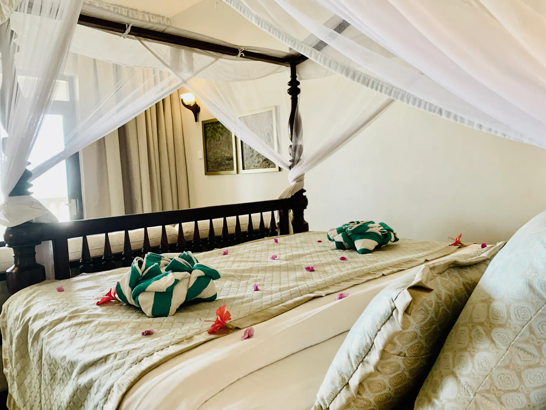 Deluxe Double canopy bed with welcome towels