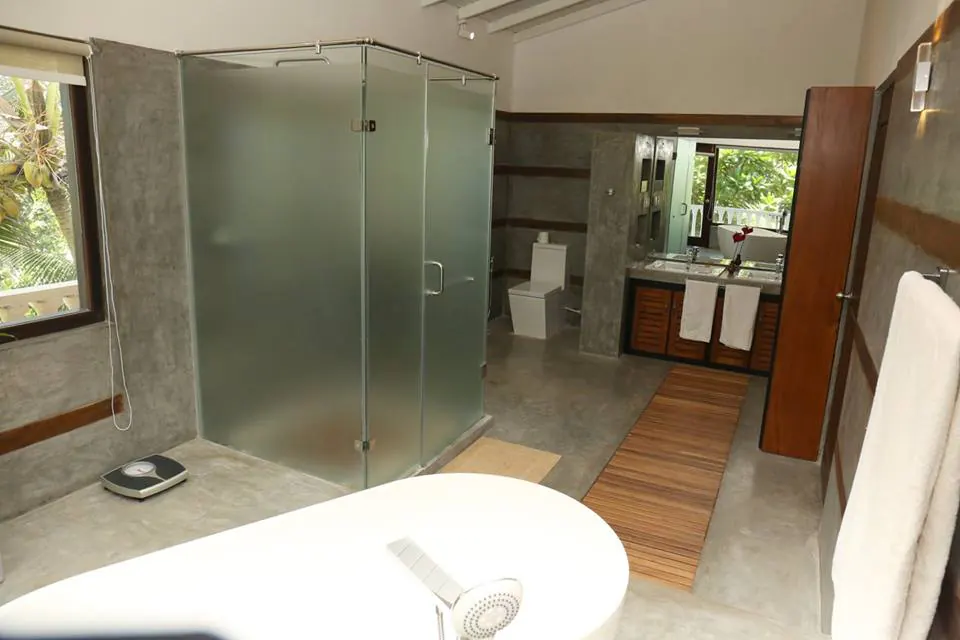 Penthouse Executive spacious bathroom