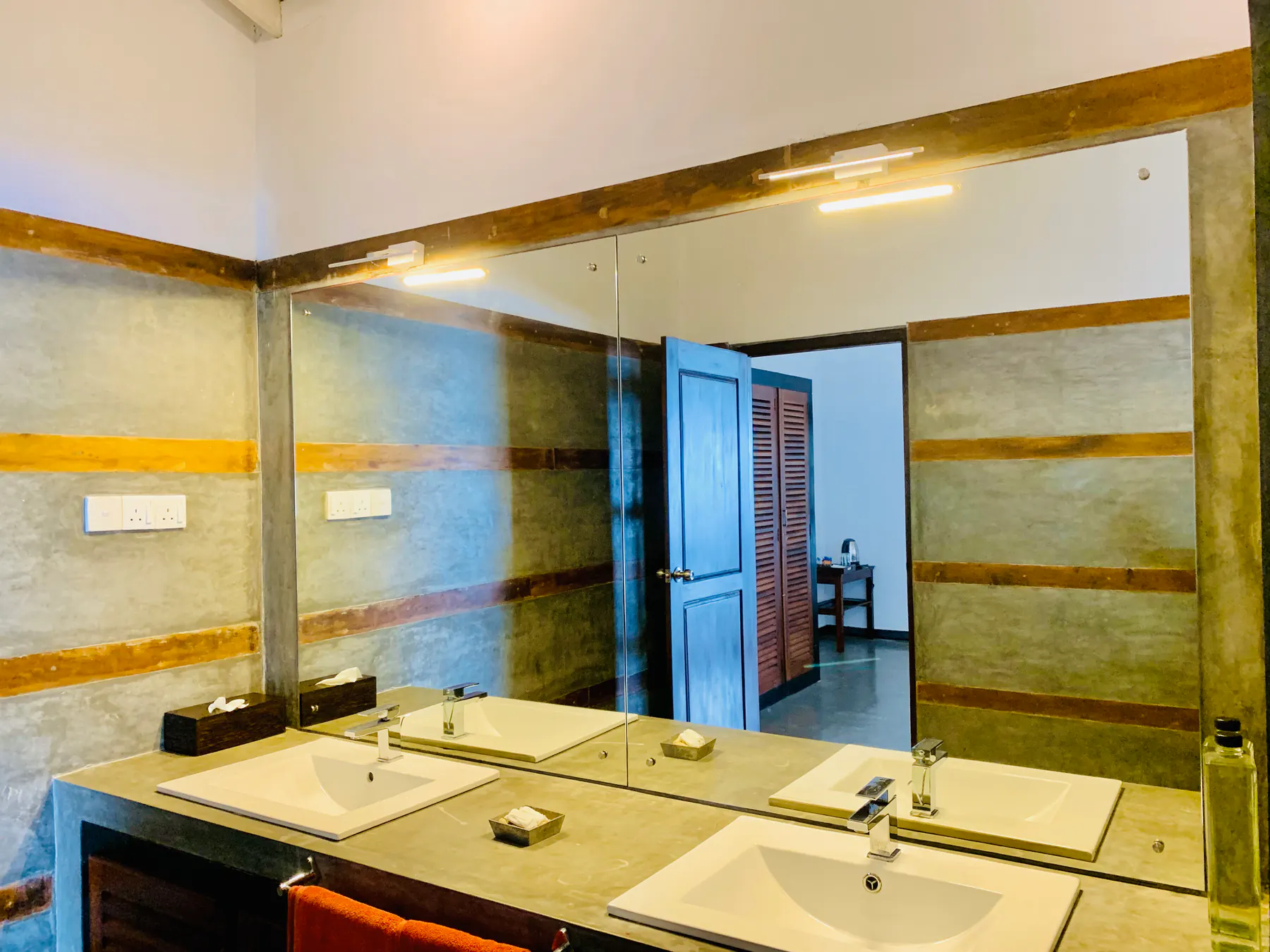 Penthouse Suite Premier bathroom with twin washbasins