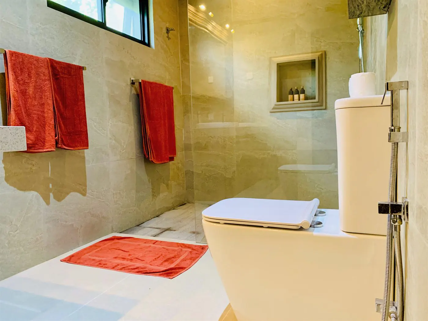 Pool Suite bathroom